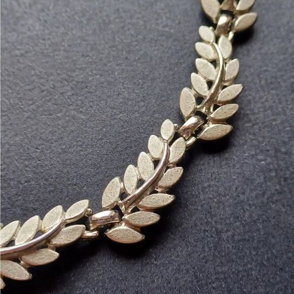 RARE VTG SIGNED CROWN TRIFARI GOLDTONE FLORAL 17" NECKLACE EXCELLENT CONDITION - Picture 11 of 12